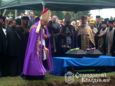У Володимирі-Волинському перепоховали останки жертв двох найстрашніших тоталітарних режимів