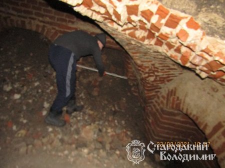 Підвал 18 століття почали досліджувати у Володимирі-Волинському