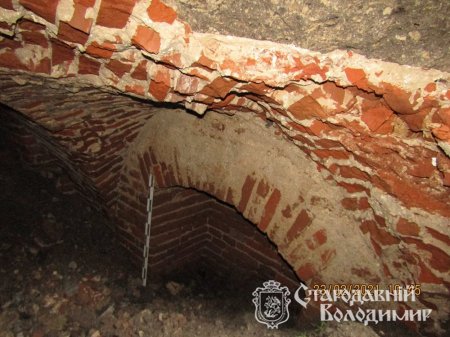 Підвал 18 століття почали досліджувати у Володимирі-Волинському