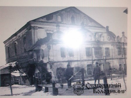У синагозі – артіль, а у кірсі – конюшня.